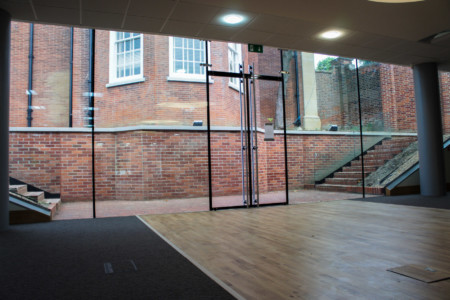 Fixed frameless structural glass.