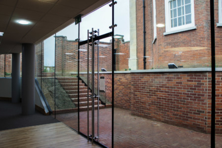 Fixed frameless structural glass.
