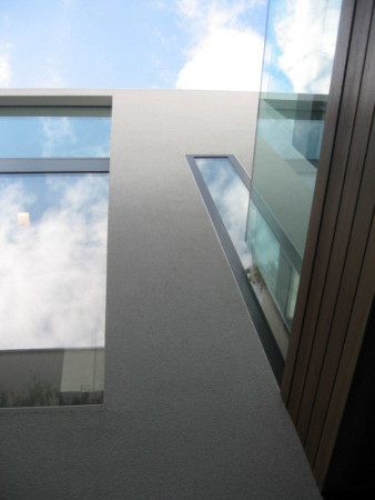 Structural glazing with frameless glass and Sky-Frame sliding doors.